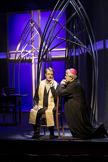 Komödie im Bayerischen Hof: Kardinalfehler mit Joachim Vollrath (Generalvikar), Dieter Fischer (Bischof) (©Foto: Alvise Predieri)
